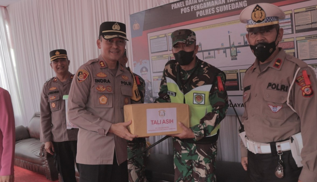 Kapolres dan Bhayangkari Berikan Tali Asih Bagi Personil di Pos Pengamanan Ops Lilin Lodaya 2022