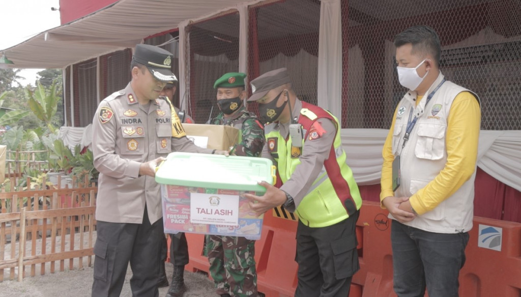 Kapolres dan Bhayangkari Berikan Tali Asih Bagi Personil di Pos Pengamanan Ops Lilin Lodaya 2022