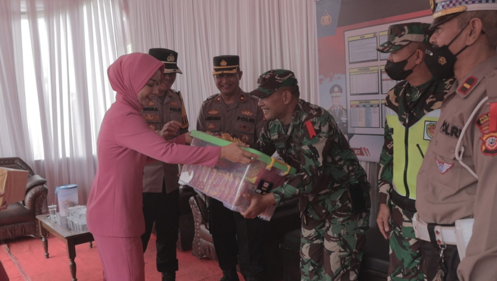 Kapolres dan Bhayangkari Berikan Tali Asih Bagi Personil di Pos Pengamanan Ops Lilin Lodaya 2022