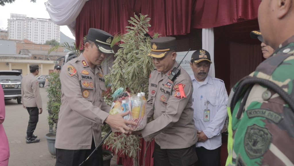 Kapolres dan Bhayangkari Berikan Tali Asih Bagi Personil di Pos Pengamanan Ops Lilin Lodaya 2022
