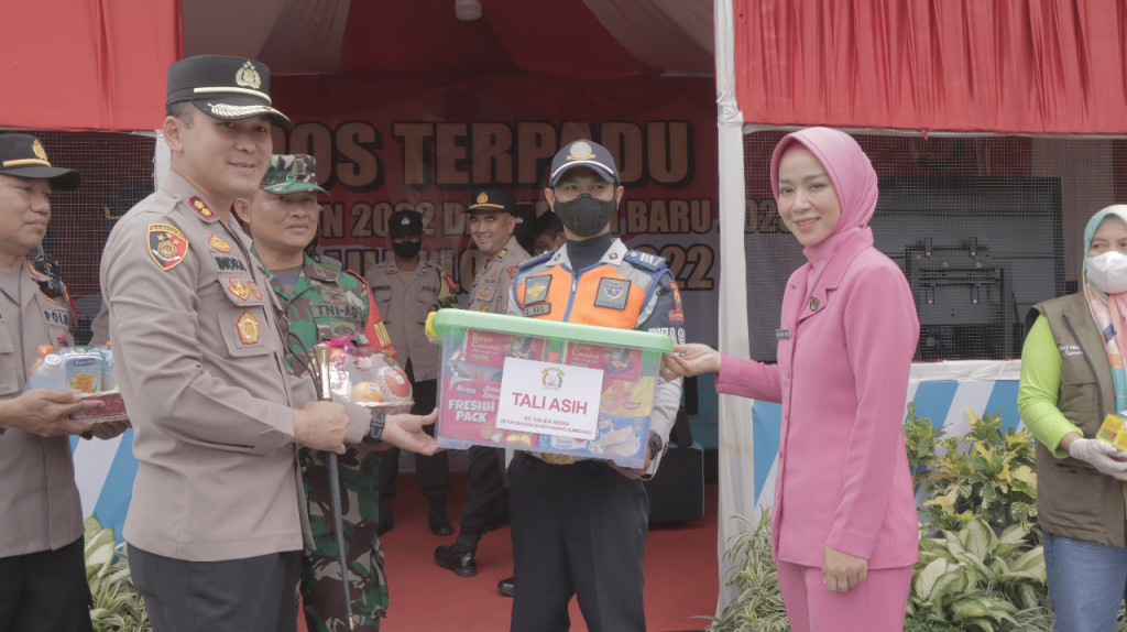 Kapolres dan Bhayangkari Berikan Tali Asih Bagi Personil di Pos Pengamanan Ops Lilin Lodaya 2022