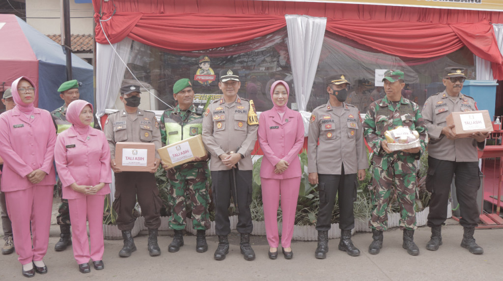Kapolres dan Bhayangkari Berikan Tali Asih Bagi Personil di Pos Pengamanan Ops Lilin Lodaya 2022