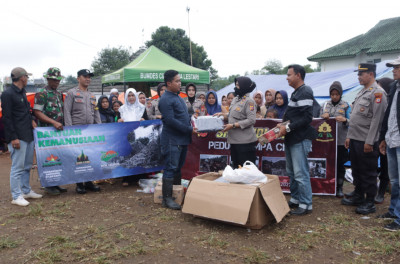 Peduli Korban Bencana Cianjur, Polwan Polres Sumedang Kirim Bantuan Dan Lakukan Trauma Healing