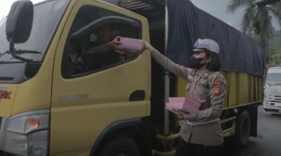 Jumat Berkah, Polres Sumedang Bagikan Nasi Kotak Kepada Masyarakat