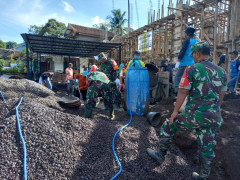 Sejumlah Personel TNI di Sumedang Turun Bantu Warga Bangun Mesjid