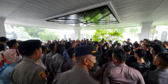 Polres Sumedang Gelar Pengamanan Aksi Mahasiswa Tolak RKUHP di Kantor DPRD
