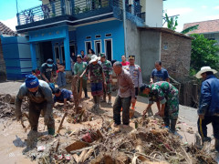 Kapolres Sumedang Pimpin Evakuasi Korban Banjir Bandang di Cimanggung