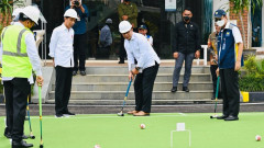 Momen Ketika Jokowi Nonton Menteri Basuki dan Gubernur Jabar Main Gateball