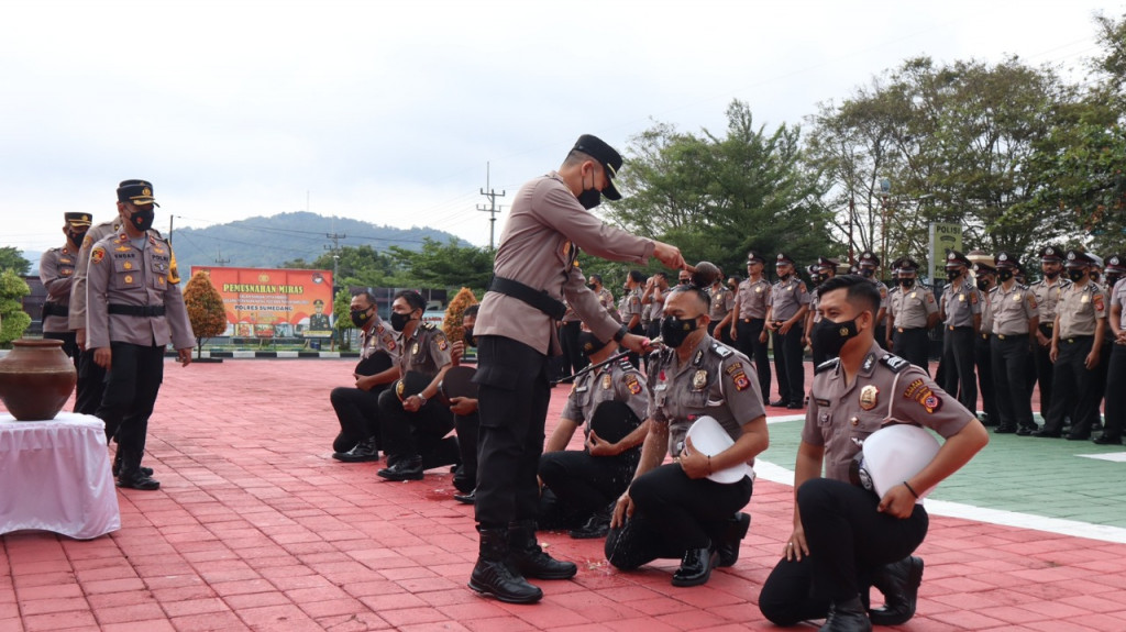 Kapolres Sumedang Pimpin Upacara Korp Raport Kenaikan Pangkat AnggotaPolri Polres Sumedang