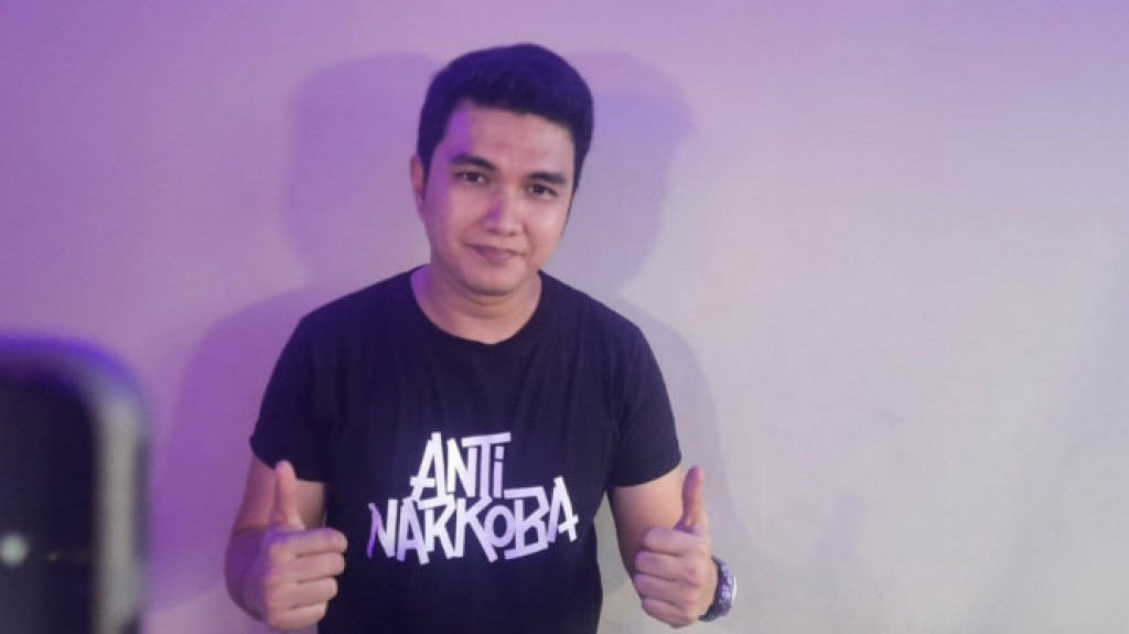 Bantu Biaya Pengobatan Indra Bekti, Aldi Taher Lelang Gitar Kesayangan