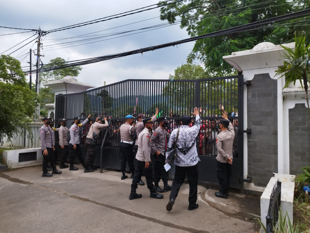 Polres Sumedang Laksanakan Pengamanan Unjuk Rasa Guru Honorer di Gedung DPRD Sumedang