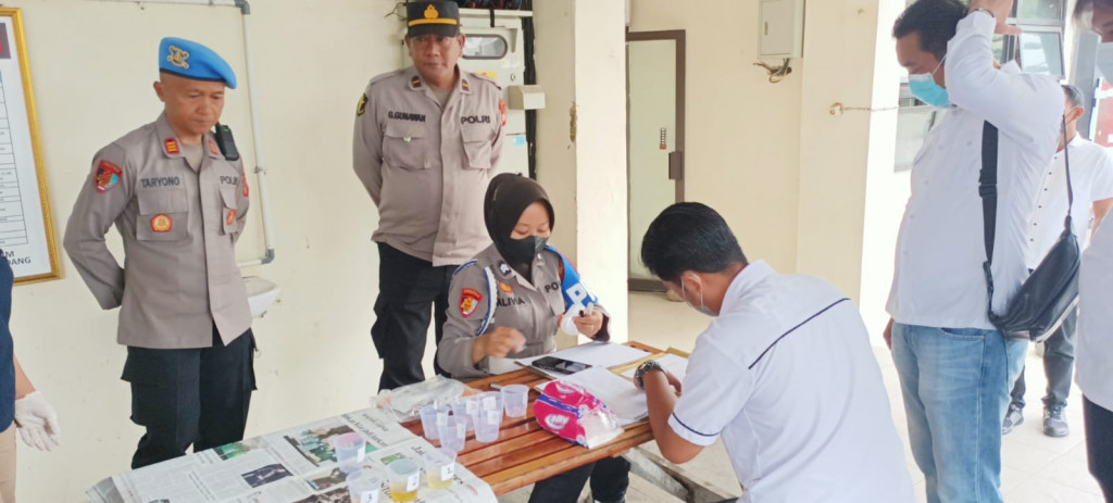 Cegah Adanya Penyalahgunaan Narkoba, Polres Sumedang Lakukan Tes Urine Bagi Personilnya 