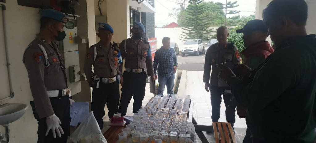 Cegah Adanya Penyalahgunaan Narkoba, Polres Sumedang Lakukan Tes Urine Bagi Personilnya 
