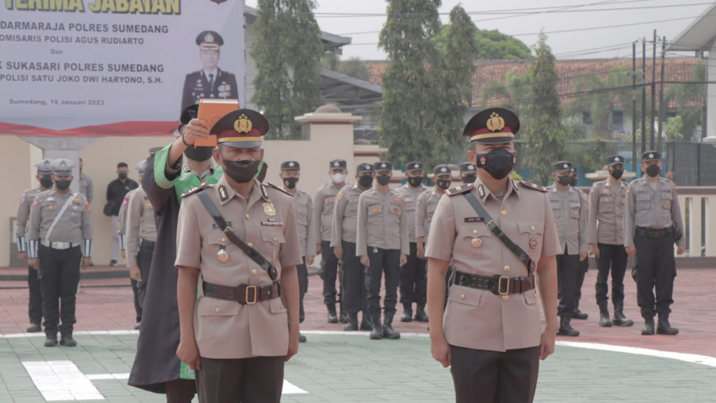 Kapolres Sumedang Lantik Kapolsek Darmaraja Dan Kapolsek Sukasari 