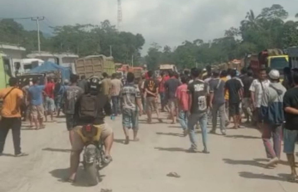 Sopir Dump Truk dan Tronton Proyek Tol Cisumdawu Nyaris Bentrok