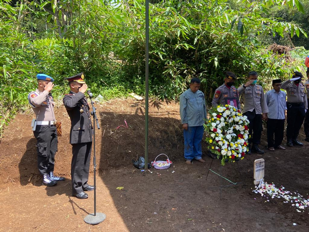 Wakapolres Sumedang Pimpin Upacara Penyerahan dan Pemakaman Jenazah Almarhum Kompol Saleh Havianto