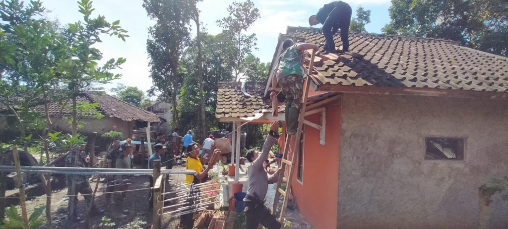 Polsek Paseh Bersama Warga Gotong Royong Perbaiki Rumah yang Rusak Akibat Angin Puting Beliung 