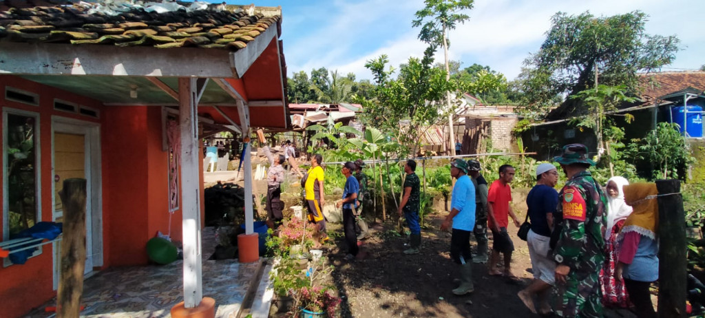 Polsek Paseh Bersama Warga Gotong Royong Perbaiki Rumah yang Rusak Akibat Angin Puting Beliung 
