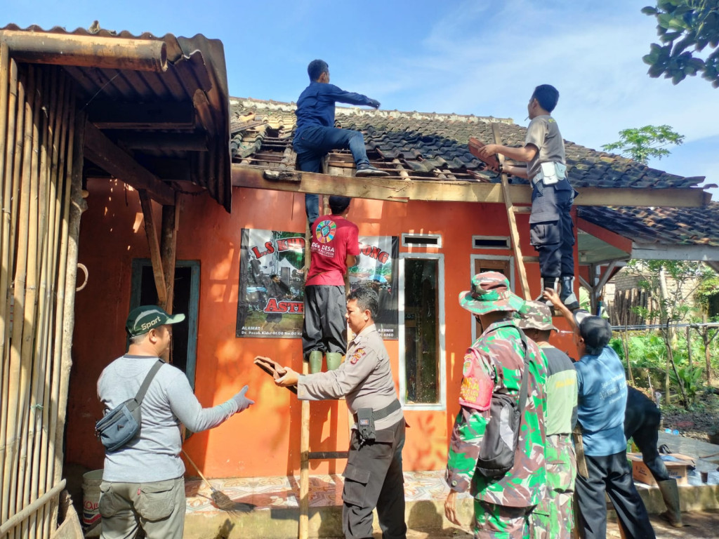 Polsek Paseh Bersama Warga Gotong Royong Perbaiki Rumah yang Rusak Akibat Angin Puting Beliung 