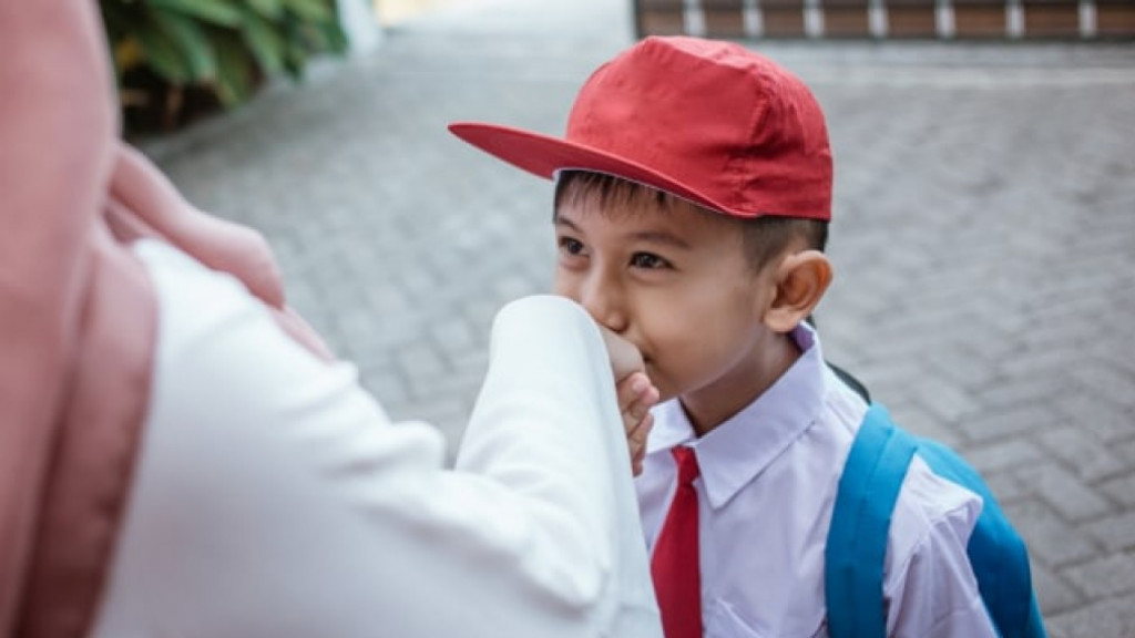 5 Alasan Mengapa Harus Ajarkan Sopan Santun pada Anak