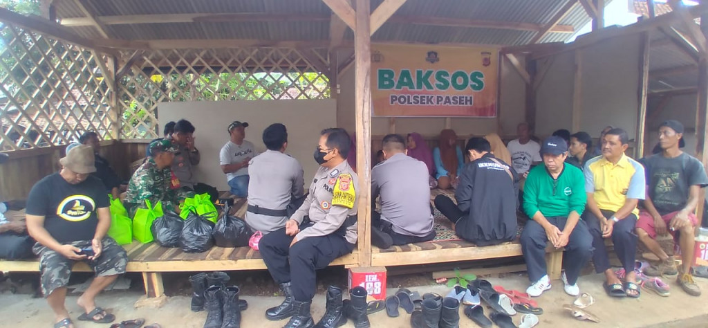 Peduli Bencana, Polsek Paseh Berikan Bantuan Sembako Bagi Korban Angin Puting Beliung