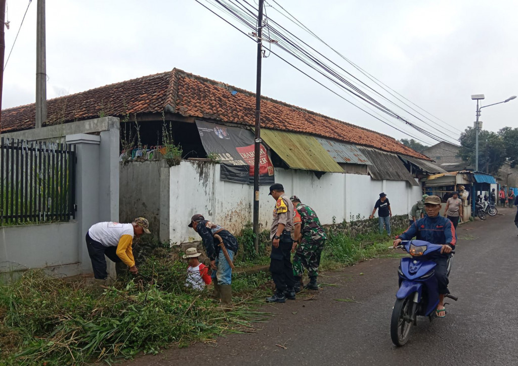 Peduli Lingkungan, Polsek Tanjungsari Bersama Warga Bersihkan Drainase