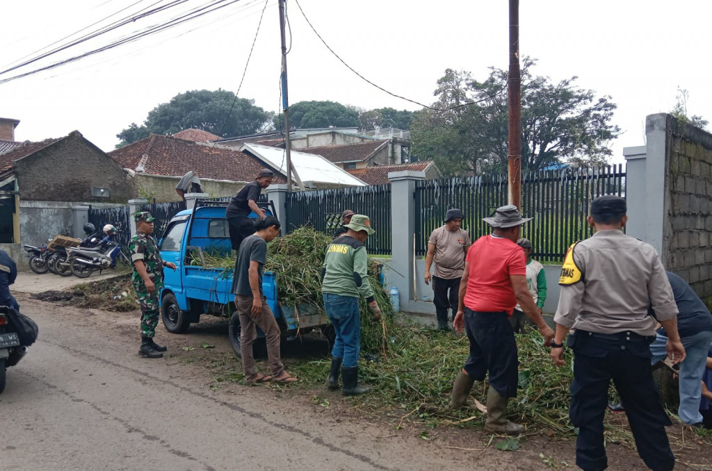 Peduli Lingkungan, Polsek Tanjungsari Bersama Warga Bersihkan Drainase