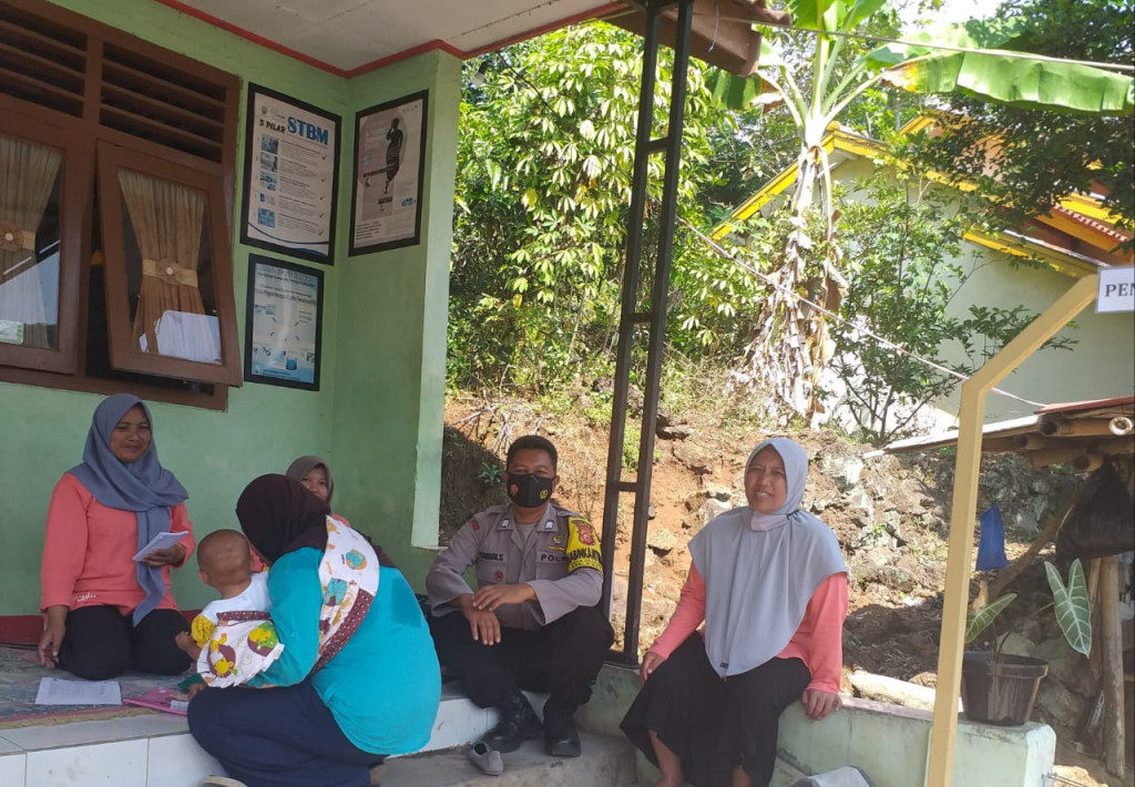 Cegah Stunting, Polsek Paseh Bersama Kader Desa Cijambe Berikan Obat Cacing Kepada Warga