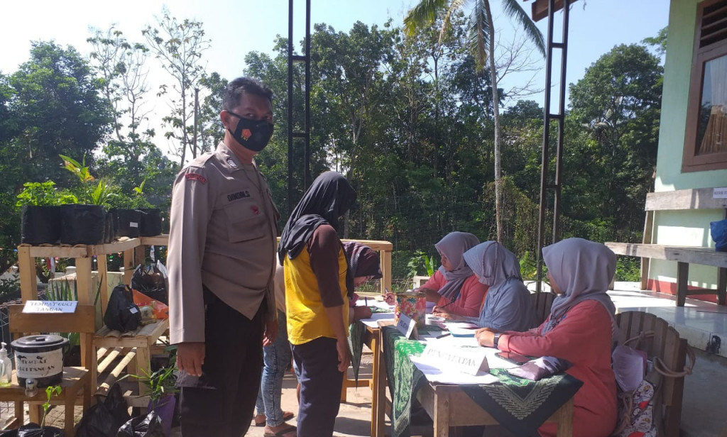 Cegah Stunting, Polsek Paseh Bersama Kader Desa Cijambe Berikan Obat Cacing Kepada Warga