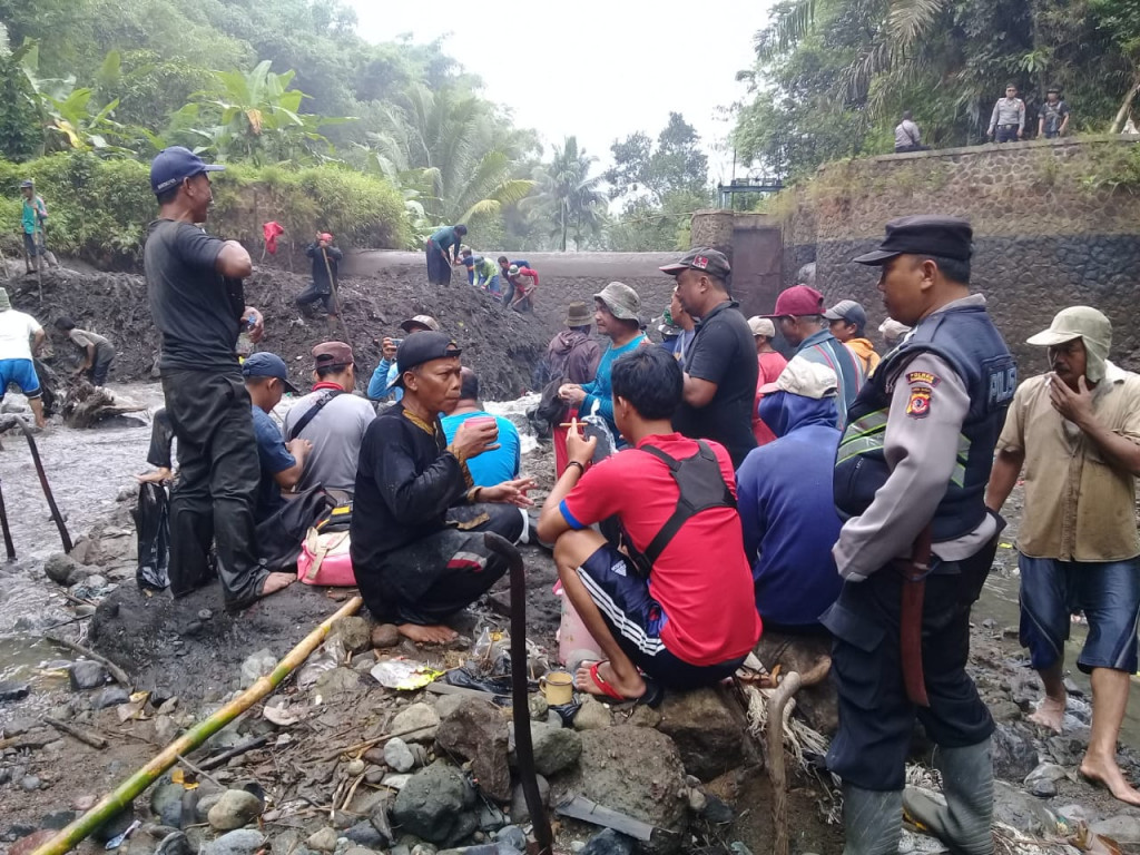 Polsek Tanjungkerta Gotong Royong Bersama Warga Cipanas Bersihkan Sungai