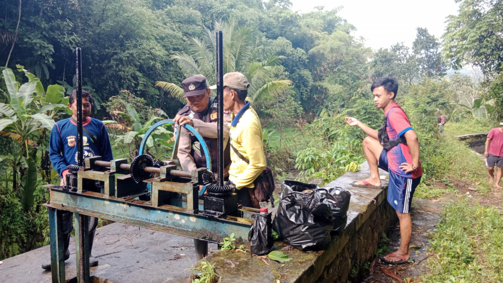 Polsek Tanjungkerta Gotong Royong Bersama Warga Cipanas Bersihkan Sungai