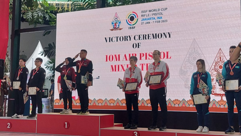 Raih Mendali Emas, Arista/Iqbal Bawa Indonesia Cetak Sejarah di Piala Dunia Menembak