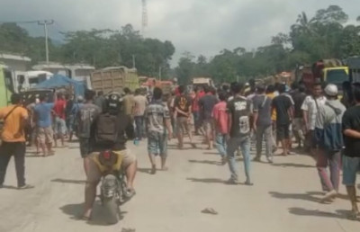 Sopir Dump Truk Dan Tronton Proyek Tol Cisumdawu Nyaris Bentrok