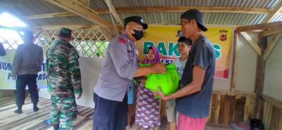 Peduli Bencana, Polsek Paseh Berikan Bantuan Sembako Bagi Korban Angin Puting Beliung