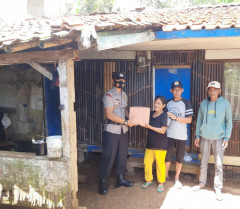 Sebagai Bentuk Bakti Polri, Bhabinkamtibmas Desa Sindulang Berikan Sembako kepada Warga Binaanya