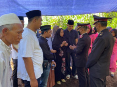 Wakapolres Sumedang Pimpin Upacara Penyerahan dan Pemakaman Jenazah Almarhum Kompol Saleh Havianto