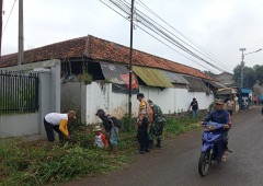 Peduli Lingkungan, Polsek Tanjungsari Bersama Warga Bersihkan Drainase