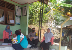 Cegah Stunting, Polsek Paseh Bersama Kader Desa Cijambe Berikan Obat Cacing Kepada Warga