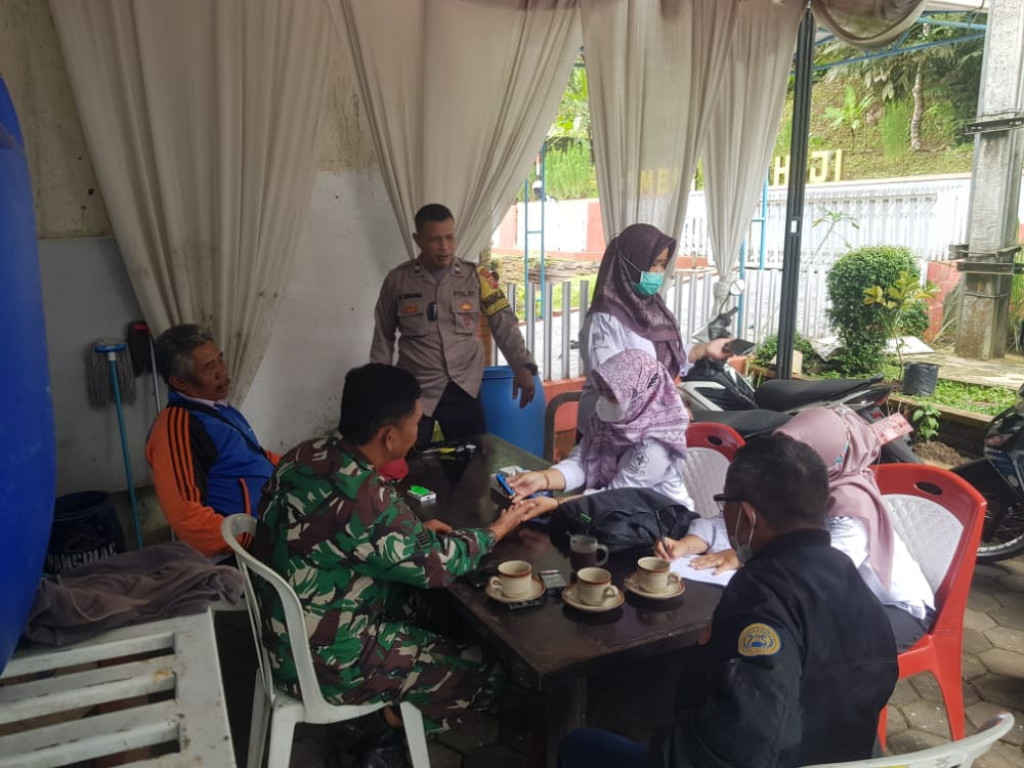 Polsek Bersama Puskesmas Sumedang Selatan Melakukan Pemeriksaan Kesehatan Warga