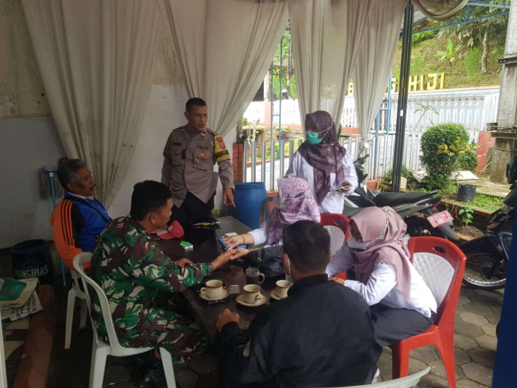 Polsek Bersama Puskesmas Sumedang Selatan Melakukan Pemeriksaan Kesehatan Warga