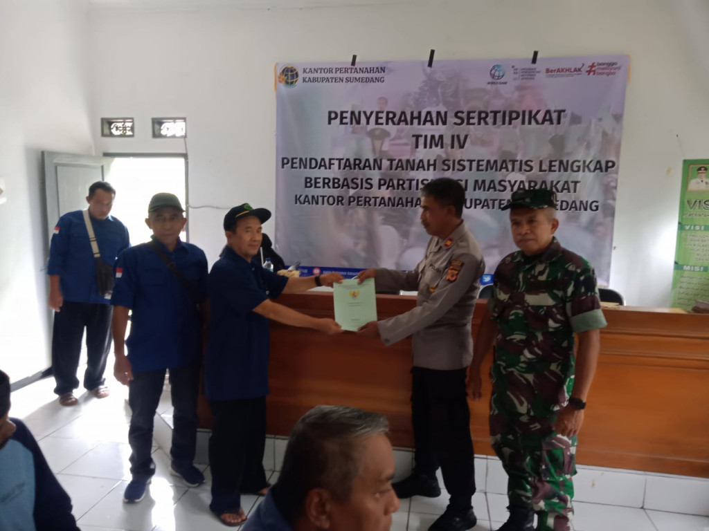 Polsek Buahdua Lakukan Monitoring Penyerahan Sertifikat Tanah kepada Warga Desa Nagrak