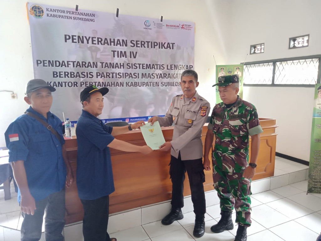 Polsek Buahdua Lakukan Monitoring Penyerahan Sertifikat Tanah kepada Warga Desa Nagrak