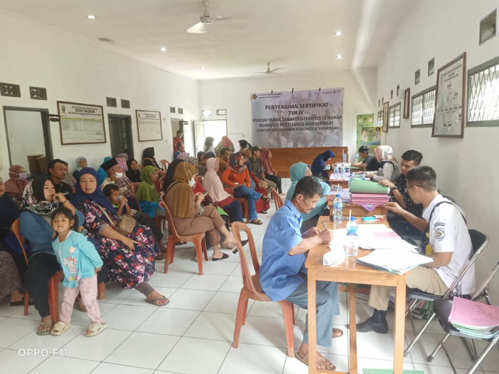 Polsek Buahdua Lakukan Monitoring Penyerahan Sertifikat Tanah kepada Warga Desa Nagrak