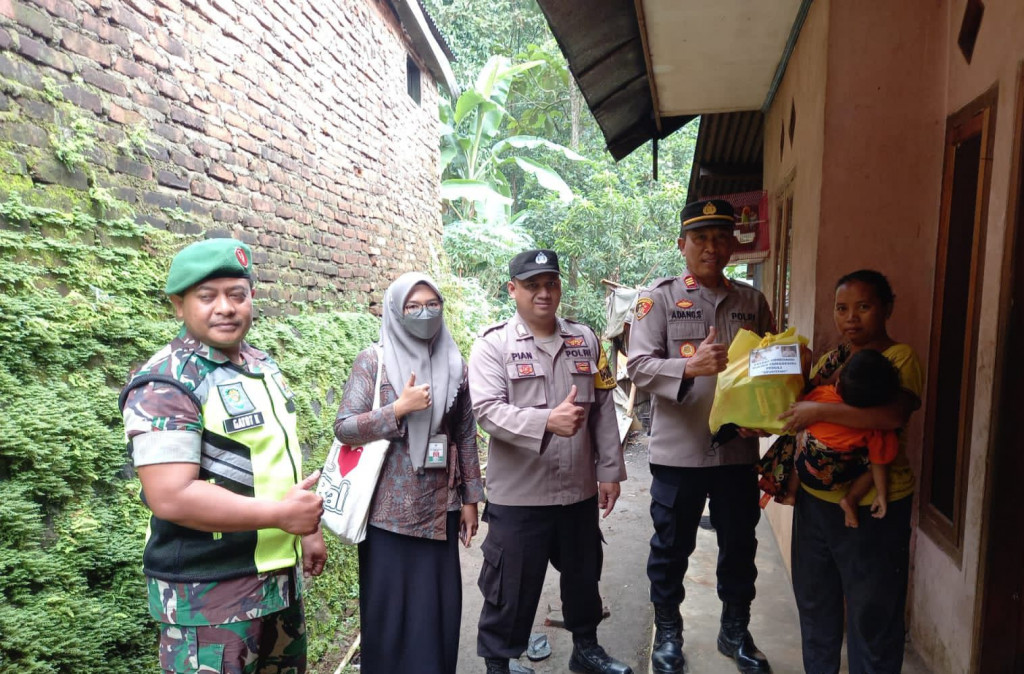 Penanggulangan Stunting, Kapolsek Conggeang Berikan Vitamin kepada Warga