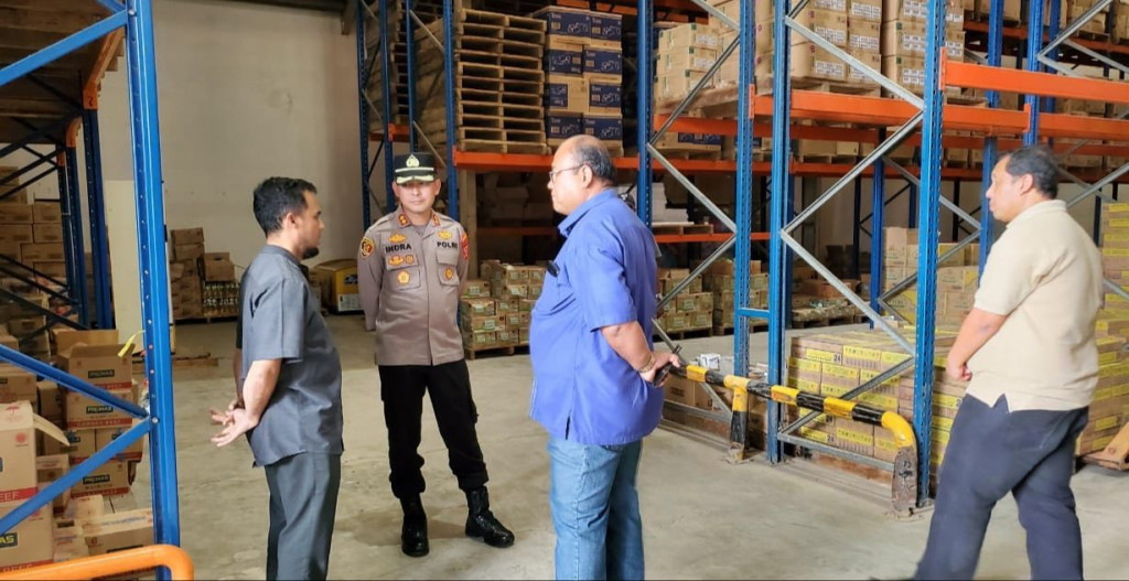 Minyak Goreng Kemasan Murah “MINYAKITA” Langka, Polres Sumedang Lakukan Pengecekan ke Distributor