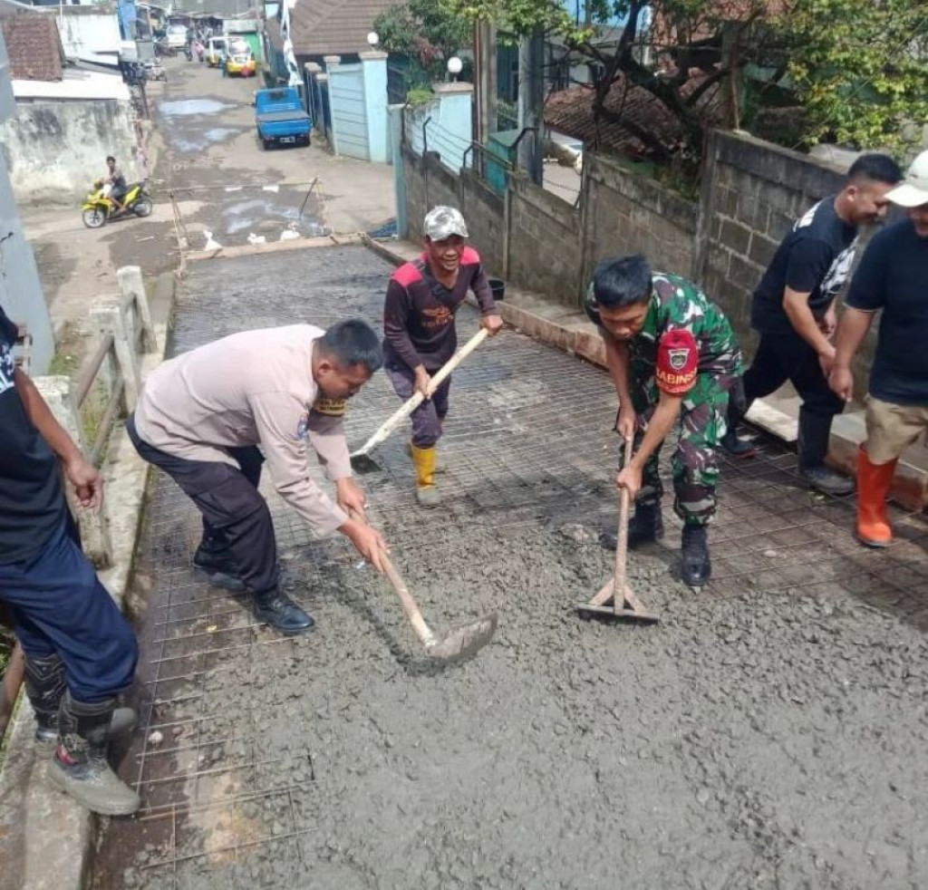 Polsek Tanjungsari Polres Sumedang Gotong Royong Bersama Masyarakat Cor Jalan