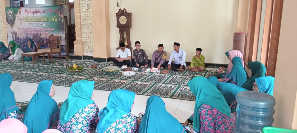 Peringati Isra Miraj 1444H, Bhabinkamtibmas Polsek Tanjungkerta Sampaikan Pesan Kamtibmas