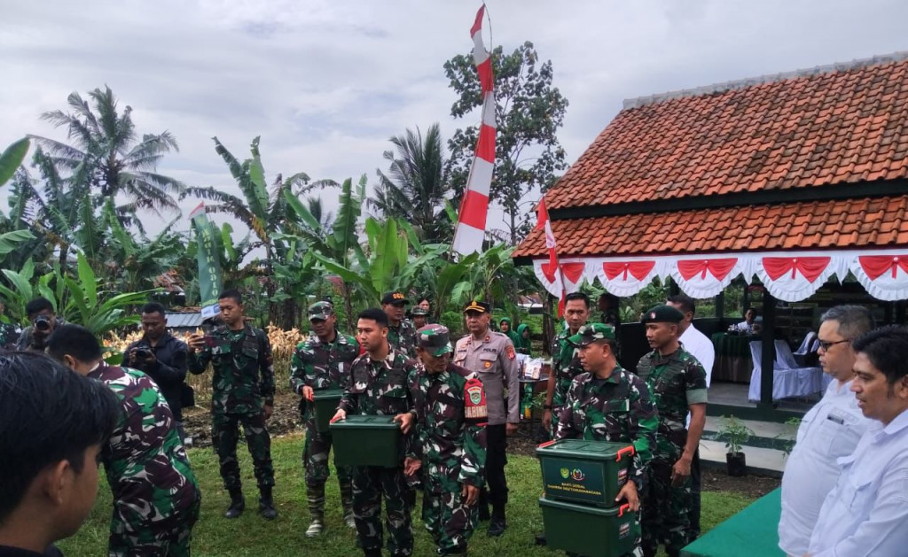Wujudkan Program Ketahanan Pangan, Polres Sumedang Laksanakan Panen Jagung Hybrida