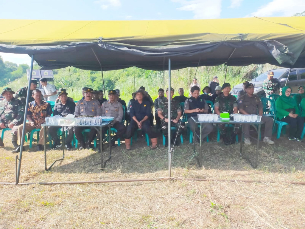 Bareng Kodim 0610 Sumedang, Polres Sumedang Tanam Bibit Jagung Hibrida