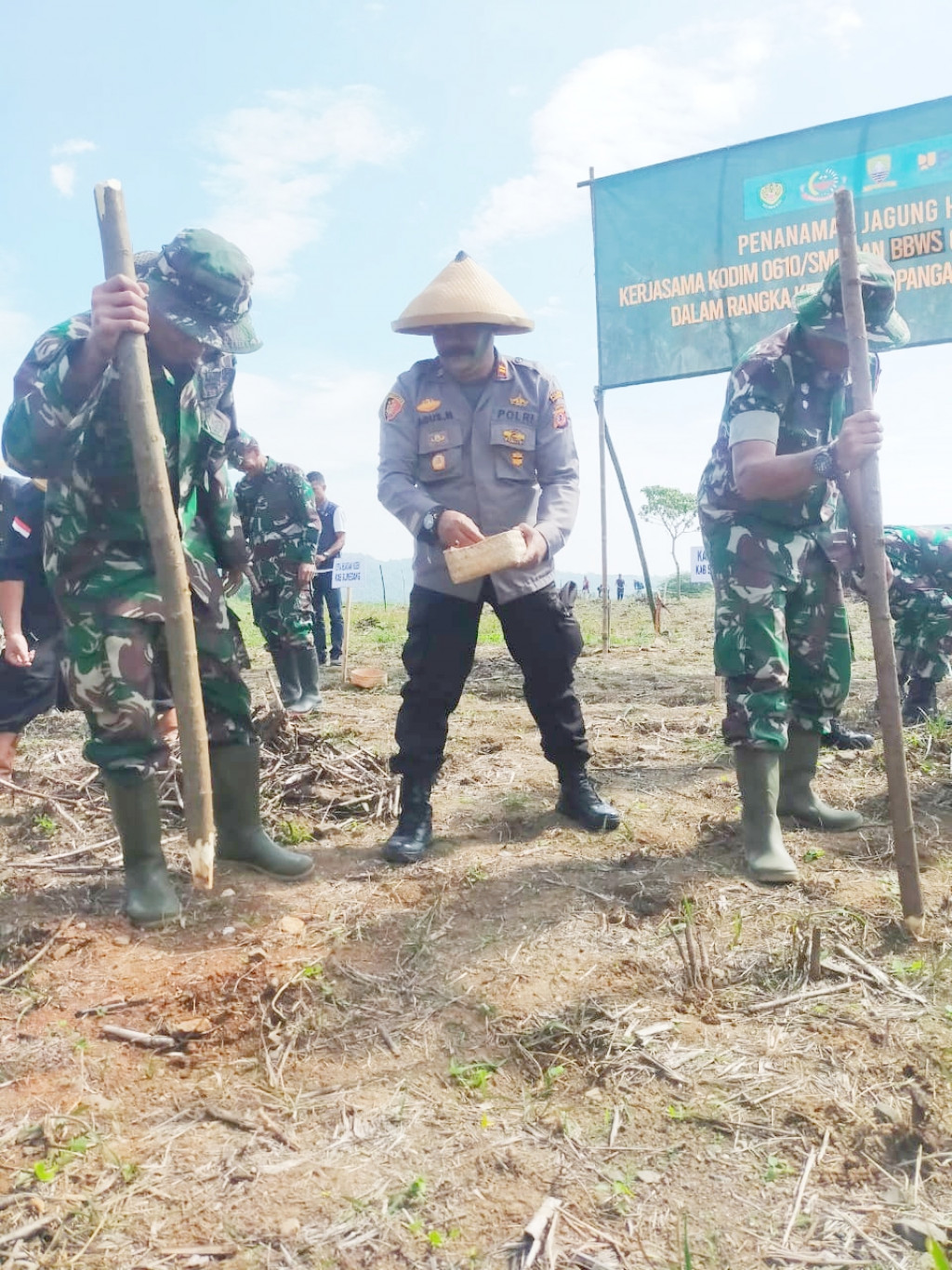 Bareng Kodim 0610 Sumedang, Polres Sumedang Tanam Bibit Jagung Hibrida